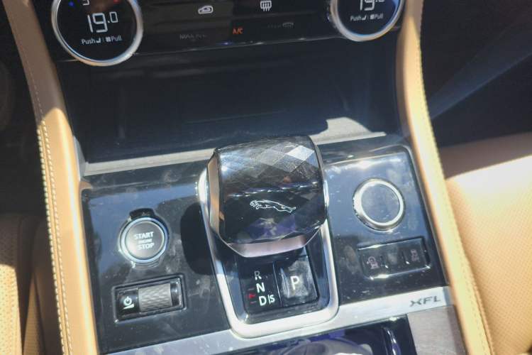 Used Jaguar XFL 2022 XFL 2.0T P250 Two-Wheel-Drive Prestige Luxury Edition Gear Lever
