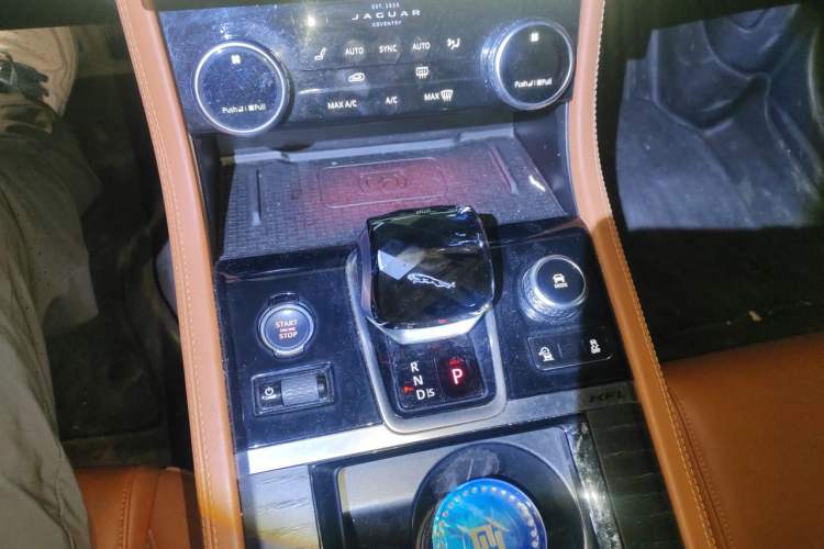 Used Jaguar XFL 2022 XFL 2.0T P250 Two-Wheel-Drive Elite Sport Edition Gear Lever