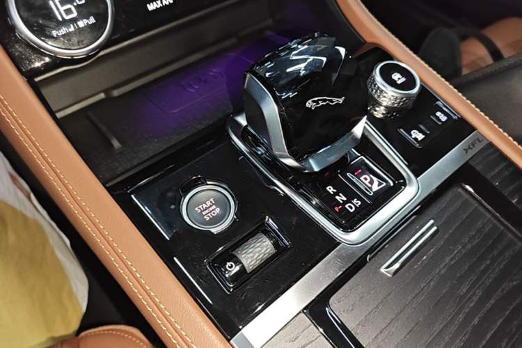 Used Jaguar XFL 2022 XFL 2.0T P250 Two-Wheel-Drive Elite Sport Edition Gear Lever