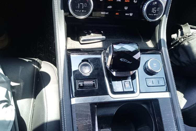 Used Jaguar XFL 2022 XFL 2.0T P250 Two-Wheel-Drive Elite Sport Edition Gear Lever