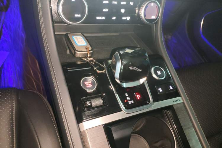 Used Jaguar XFL 2022 XFL 2.0T P200 Two-Wheel-Drive Elite Luxury Edition Gear Lever