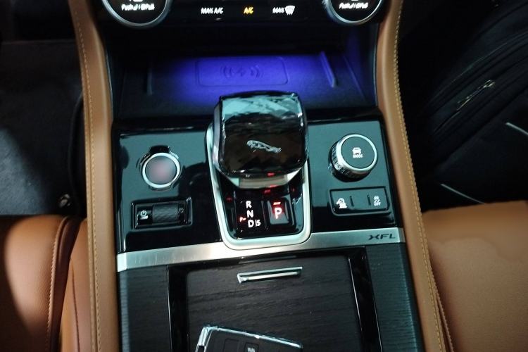 Used Jaguar XFL 2022 XFL 2.0T P250 Two-Wheel-Drive Elite Sport Edition Gear Lever