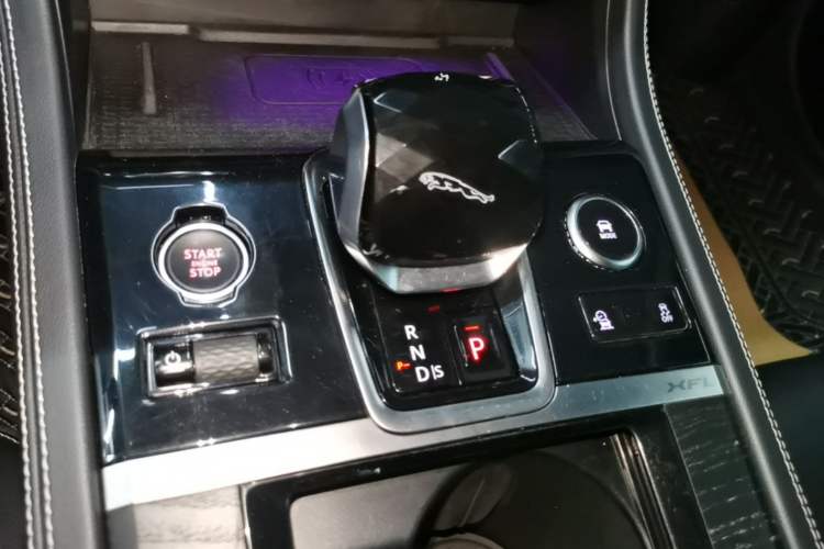 Used Jaguar XFL 2022 XFL 2.0T P250 Two-Wheel-Drive Elite Sport Edition Gear Lever