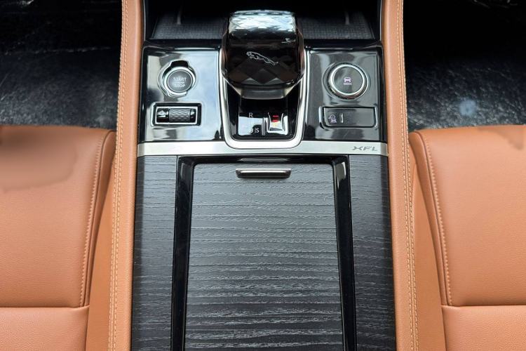 Used Jaguar XFL 2022 XFL 2.0T P250 Two-Wheel-Drive Elite Sport Edition Interior 4