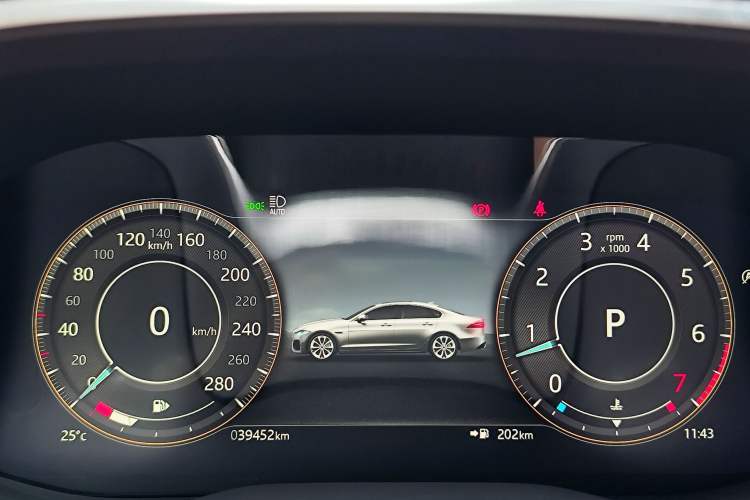 Used Jaguar XFL 2022 XFL 2.0T P250 Two-Wheel-Drive Elite Sport Edition Odometer Close Up