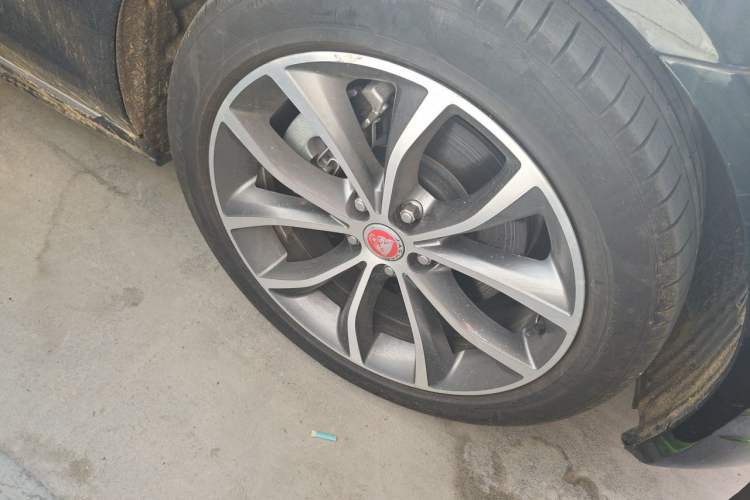 Used Jaguar XFL 2022 XFL 2.0T P250 Two-Wheel-Drive Elite Sport Edition Right Front Wheel Hub