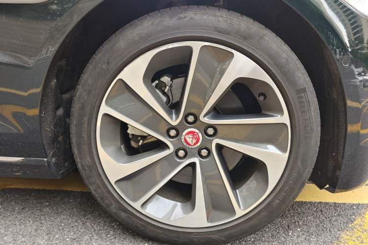 Used Jaguar XFL 2022 XFL 2.0T P200 Two-Wheel-Drive Elite Luxury Edition Right Front Wheel Hub