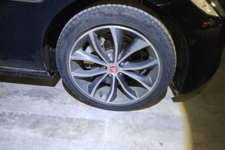 Used Jaguar XFL 2022 XFL 2.0T P250 Two-Wheel-Drive Elite Sport Edition Right Front Wheel Hub