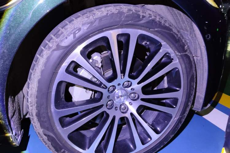 Used Jaguar XFL 2022 XFL 2.0T P250 Two-Wheel-Drive Prestige Luxury Edition Right Front Wheel Hub