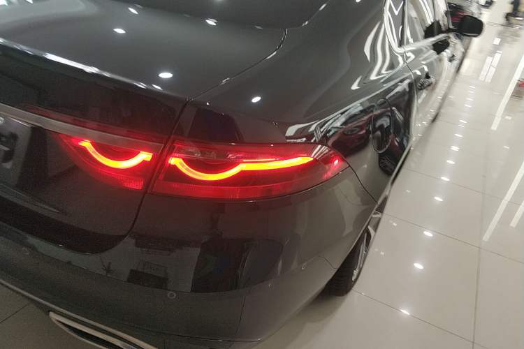 Used Jaguar XFL 2022 XFL 2.0T P200 Two-Wheel-Drive Elite Luxury Edition Right Rear Taillight