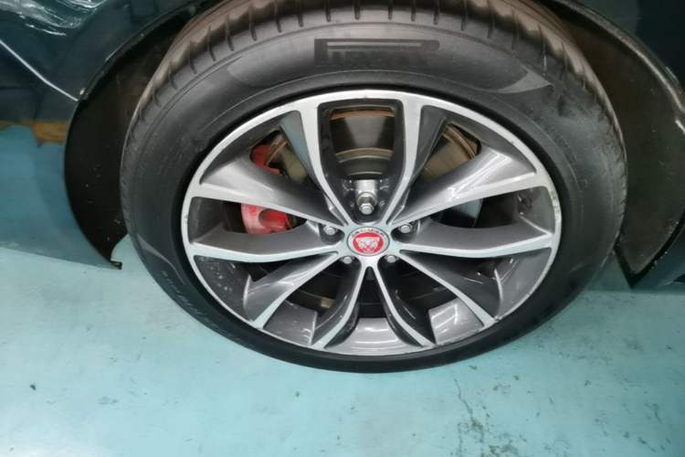 Used Jaguar XFL 2022 XFL 2.0T P250 Two-Wheel-Drive Elite Sport Edition Right Rear Wheel Hub