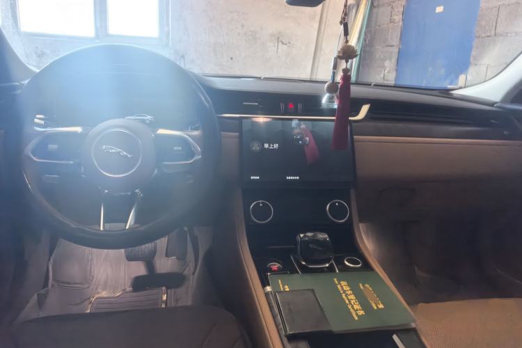 Used Jaguar XFL 2022 XFL 2.0T P250 Two-Wheel-Drive Prestige Luxury Edition Center Console