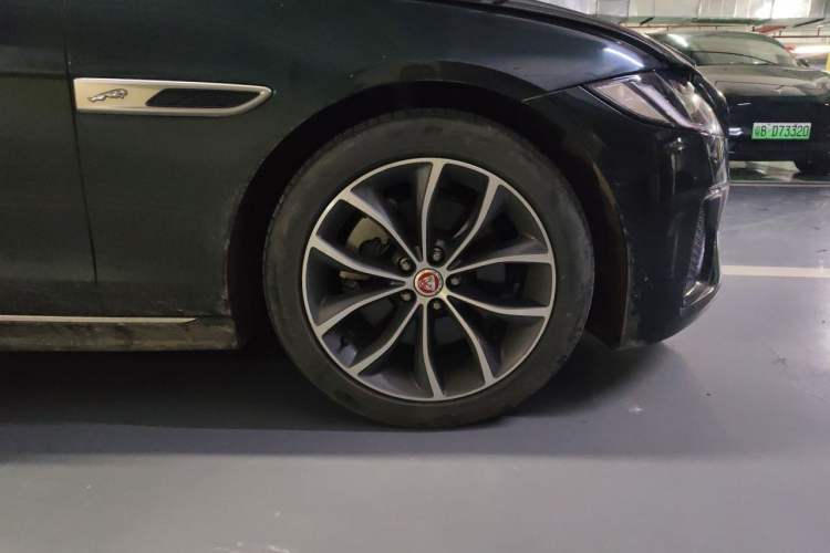 Used Jaguar XFL 2022 XFL 2.0T P250 Two-Wheel-Drive Elite Sport Edition Right Front Wheel Hub