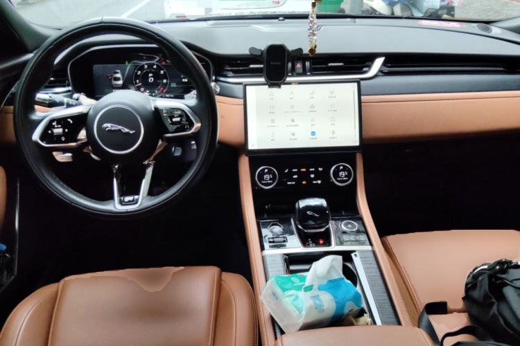 Used Jaguar XFL 2022 XFL 2.0T P250 Two-Wheel-Drive Elite Sport Edition Center Console