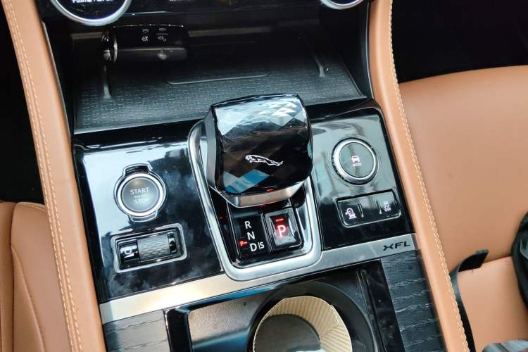 Used Jaguar XFL 2022 XFL 2.0T P250 Two-Wheel-Drive Elite Sport Edition Gear Lever