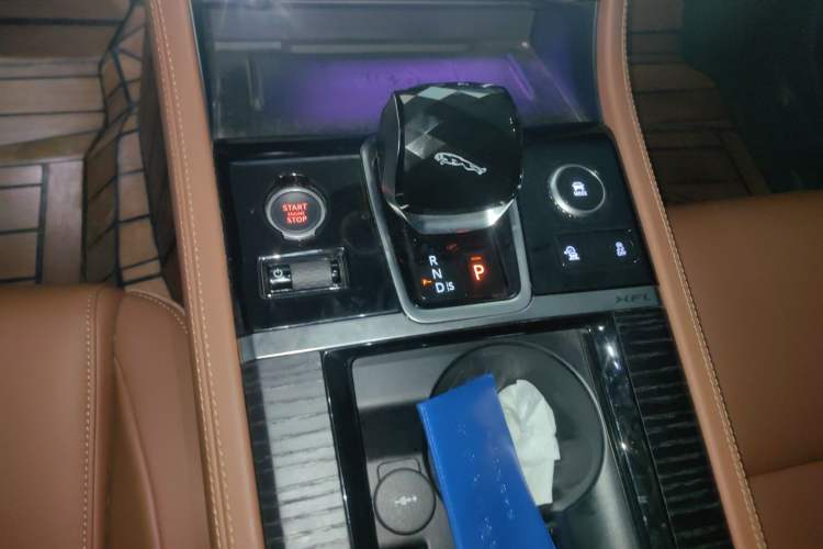 Used Jaguar XFL 2022 XFL 2.0T P250 Two-Wheel-Drive Elite Sport Edition Gear Lever