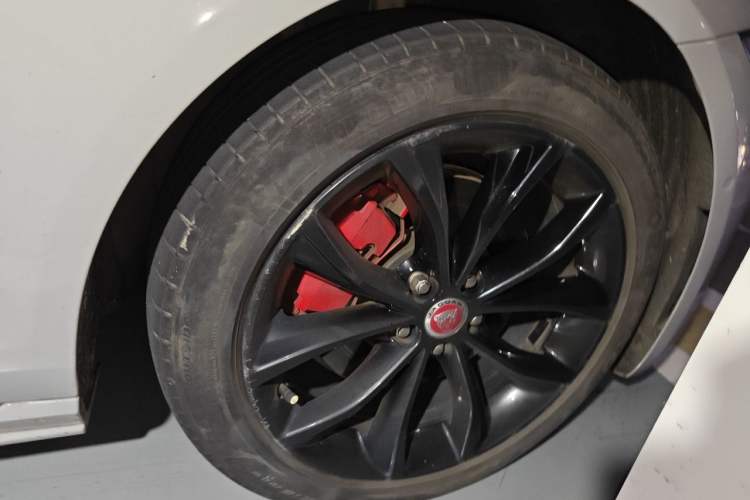 Used Jaguar XFL 2022 XFL 2.0T P250 Two-Wheel-Drive Elite Sport Edition Right Front Wheel Hub