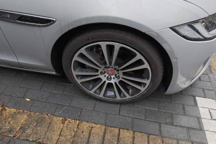 Used Jaguar XFL 2022 XFL 2.0T P250 Two-Wheel-Drive Prestige Luxury Edition Right Front Wheel Hub