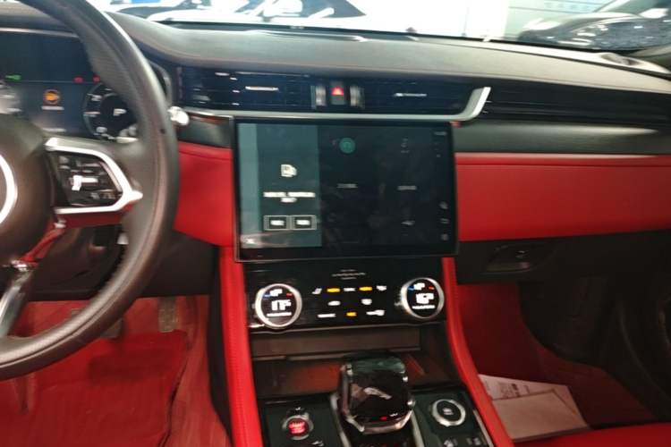 Used Jaguar XFL 2022 XFL 2.0T P250 Two-Wheel-Drive Elite Sport Edition Audio And AC Panel