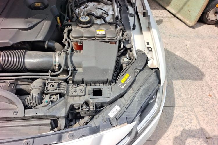 Used Jaguar XFL 2022 XFL 2.0T P250 Two-Wheel-Drive Elite Sport Edition Engine Bay Left
