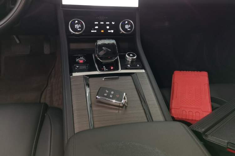 Used Jaguar XFL 2022 XFL 2.0T P200 Two-Wheel-Drive Elite Luxury Edition Gear Lever