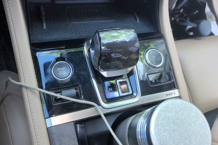 Used Jaguar XFL 2022 XFL 2.0T P250 Two-Wheel-Drive Prestige Luxury Edition Gear Lever