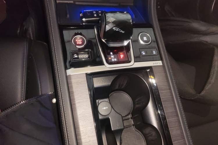 Used Jaguar XFL 2022 XFL 2.0T P200 Two-Wheel-Drive Elite Luxury Edition Gear Lever