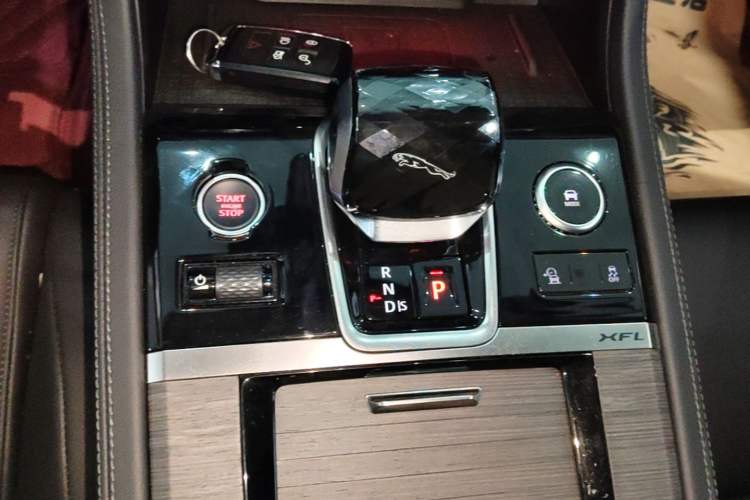 Used Jaguar XFL 2022 XFL 2.0T P200 Two-Wheel-Drive Elite Luxury Edition Gear Lever