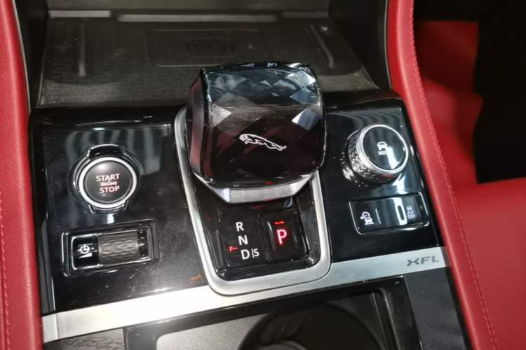 Used Jaguar XFL 2022 XFL 2.0T P250 Two-Wheel-Drive Elite Sport Edition Gear Lever
