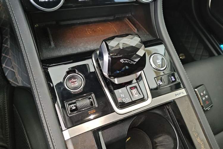 Used Jaguar XFL 2022 XFL 2.0T P250 Two-Wheel-Drive Prestige Luxury Edition Gear Lever