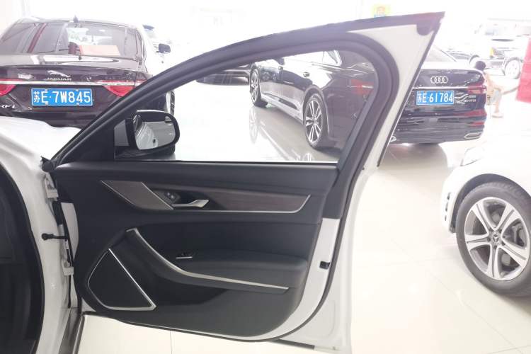 Used Jaguar XFL 2022 XFL 2.0T P200 Two-Wheel-Drive Elite Luxury Edition Interior 5
