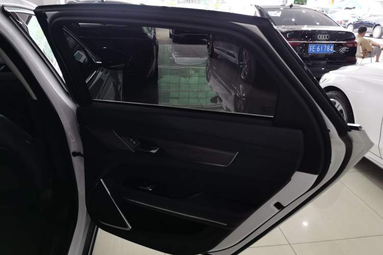 Used Jaguar XFL 2022 XFL 2.0T P200 Two-Wheel-Drive Elite Luxury Edition Interior 6