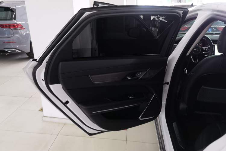 Used Jaguar XFL 2022 XFL 2.0T P200 Two-Wheel-Drive Elite Luxury Edition Interior 8