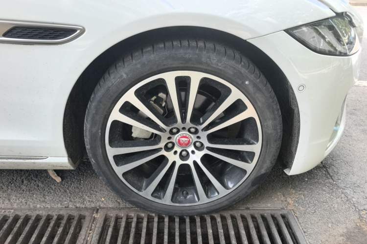 Used Jaguar XFL 2022 XFL 2.0T P250 Two-Wheel-Drive Prestige Luxury Edition Right Front Wheel Hub