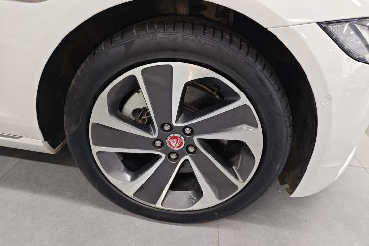 Used Jaguar XFL 2022 XFL 2.0T P200 Two-Wheel-Drive Elite Luxury Edition Right Front Wheel Hub