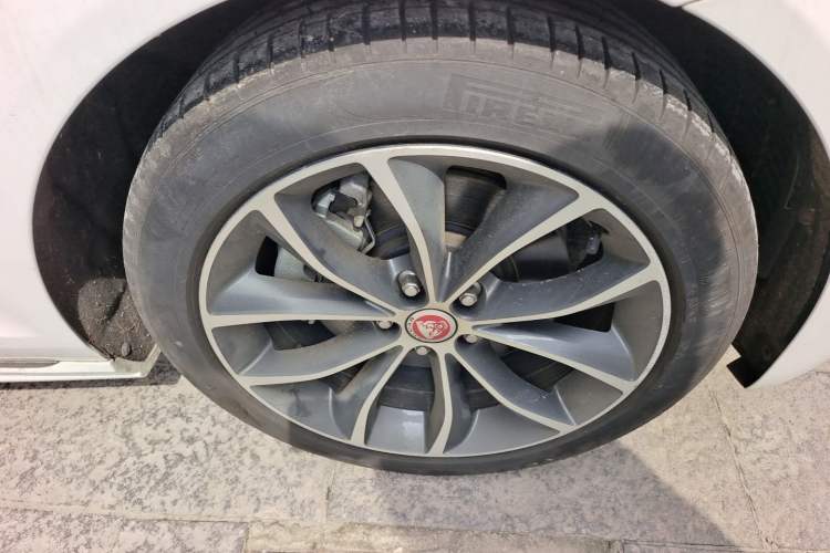 Used Jaguar XFL 2022 XFL 2.0T P250 Two-Wheel-Drive Elite Sport Edition Right Front Wheel Hub