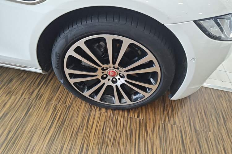 Used Jaguar XFL 2022 XFL 2.0T P250 Two-Wheel-Drive Prestige Luxury Edition Right Front Wheel Hub