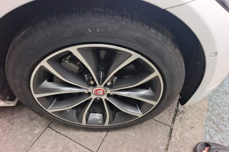 Used Jaguar XFL 2022 XFL 2.0T P250 Two-Wheel-Drive Elite Sport Edition Right Front Wheel Hub