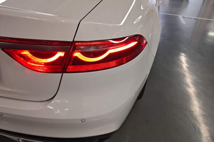 Used Jaguar XFL 2022 XFL 2.0T P250 Two-Wheel-Drive Elite Sport Edition Right Rear Taillight