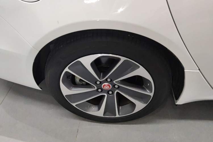 Used Jaguar XFL 2022 XFL 2.0T P200 Two-Wheel-Drive Elite Luxury Edition Right Rear Wheel Hub