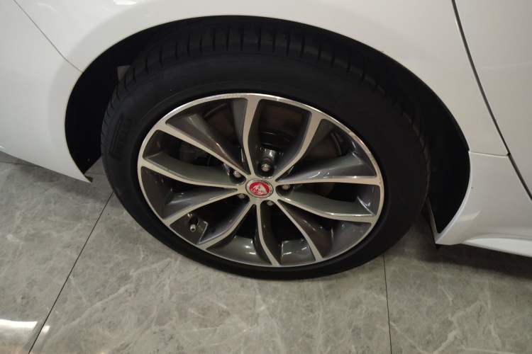 Used Jaguar XFL 2022 XFL 2.0T P250 Two-Wheel-Drive Elite Sport Edition Right Rear Wheel Hub