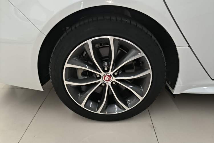 Used Jaguar XFL 2022 XFL 2.0T P250 Two-Wheel-Drive Elite Sport Edition Right Rear Wheel Hub