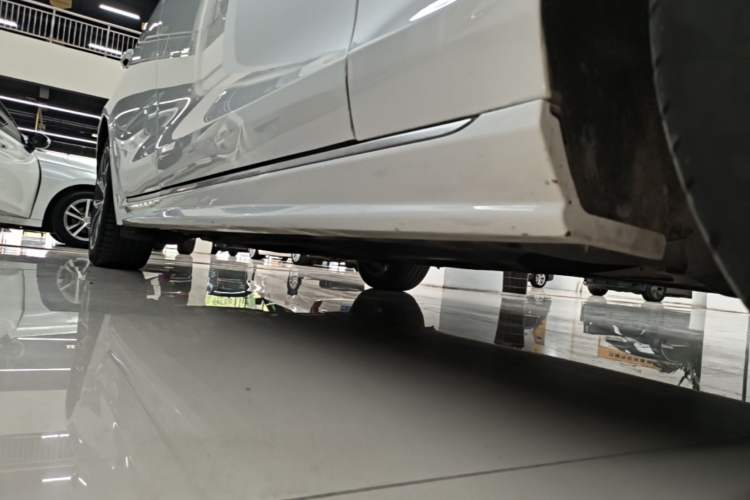 Used Jaguar XFL 2022 XFL 2.0T P250 Two-Wheel-Drive Elite Sport Edition Right Side Sill