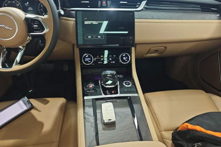 Used Jaguar XFL 2023 XFL 2.0T P250 Two-Wheel-Drive Luxury Deluxe Edition Audio And AC Panel