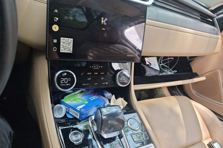 Used Jaguar XFL 2023 XFL 2.0T P250 Two-Wheel-Drive Prestige Luxury Gold Edition Audio And AC Panel