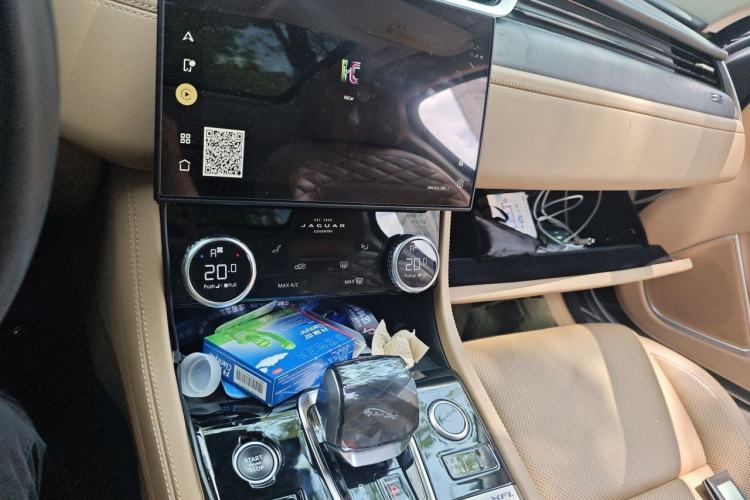 Used Jaguar XFL 2023 XFL 2.0T P250 Two-Wheel-Drive Prestige Luxury Gold Edition Audio And AC Panel