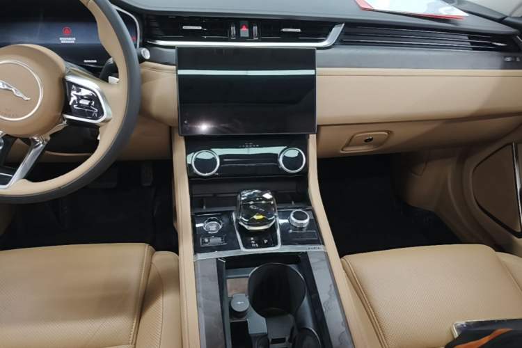 Used Jaguar XFL 2023 XFL 2.0T P250 Two-Wheel-Drive Luxury Deluxe Edition Audio And AC Panel