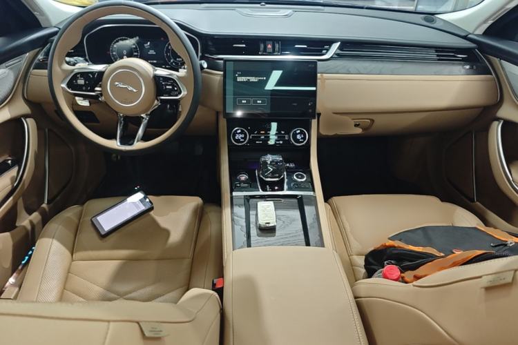 Used Jaguar XFL 2023 XFL 2.0T P250 Two-Wheel-Drive Luxury Deluxe Edition Center Console
