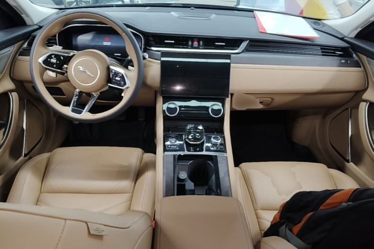 Used Jaguar XFL 2023 XFL 2.0T P250 Two-Wheel-Drive Luxury Deluxe Edition Center Console