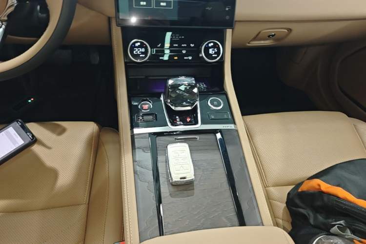 Used Jaguar XFL 2023 XFL 2.0T P250 Two-Wheel-Drive Luxury Deluxe Edition Gear Lever